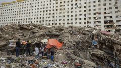 Personas instalan campamentos frente a edificios destruidos por terremotos este viernes, en Caraballeda (Venezuela).