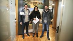 Los alcaldes socialistas de A Illa, Luis Arosa, Meis, Marta Gir�ldez (actual presidenta de la Mancomunidade do Saln�s) y Cambados, Samuel Lago, en el momento de proceder a presentar la solicitud de paralizaci�n del pleno de la moci�n de censura a la secretaria del ente