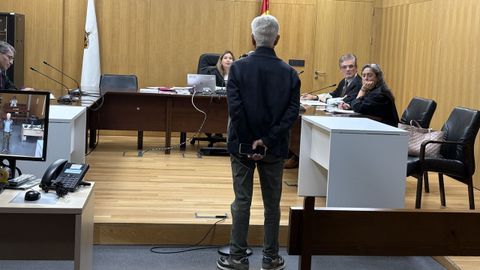 El acusado de maltrato animal, durante el juicio en Ourense