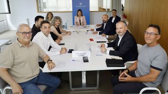 taxi.En el centro, la directora xeral de Mobilidade, Judith Fontela. A la izquierda, la alcaldesa de Cambre, Diana Pi�eiro, el teniente de alcalde de Oleiros, Pablo Cibeira, y el teniente de alcalde Arteixo, Jos� Mar�a S�nchez. A la derecha, Jos� Manuel Lage y el alcalde de Culleredo, Jos� Ram�n Rioboo.