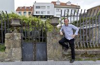 O arquitecto Juan Creus, onte, nun deses muros de pedra que a�nda quedan polo borde, �hoxe interior�, do Recheo ceense<span lang= es-es >. </span>