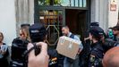 Agentes de la Unidad de Delincuencia Econ�mica y Fiscal de la Polic�a salen de la sede de la oficina de Zapatero.
