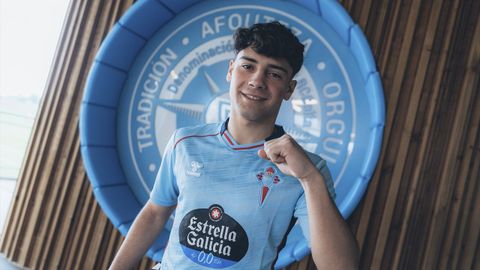 Cristian Carro, posando tras su renovaci�n con el Celta con un contrato 2+2.