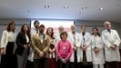 Lola Manterola (i), presidenta de la fundacin CRIS Contra el Cncer, acompaada del pediatra Antonio Prez (atrs, i), que dirige la unidad CRIS de terapias avanzadas para cncer infantil, la paciente Luca lvarez (de rosa) y su padre, Jos lvarez (con gorra), entre otras posan durante la presentacin de los resultados pioneros de una terapia CAR-T tndem desarrollada ntegramente en Espaa, un avance sin precedentes en inmunoterapia peditrica, este jueves en el Hospital de la Paz de Madrid.