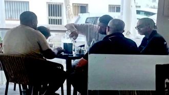 20 de agosto de 2025. Pablo Garc�a, con gafas a la derecha, durante una reuni�n en el de Espa�a con otros investigados acusados de integrar la trama que importaba los estupefacientes desde Ceuta y Marruecos. 