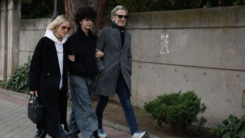 Ernesto Alterio junto a su hija Lola y su pareja Ella Jazz