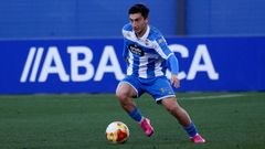 Manu Ferreiro conduciendo el bal�n durante un encuentro de esta temporada con el Fabril
