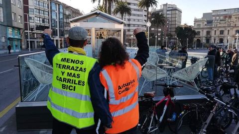 Anterior protesta contra la ocupaci�n de la acera bici de Poniente por una terraza hotelera, a la altura de los jardines de la Reina