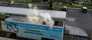 Un usuario del centro sanitario captaba ayer la imagen de la fuga de helio en el veh�culo.