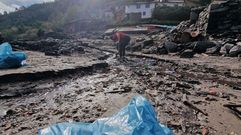 Tareas de limpieza en las orillas del embalse a la altura de Pincelo