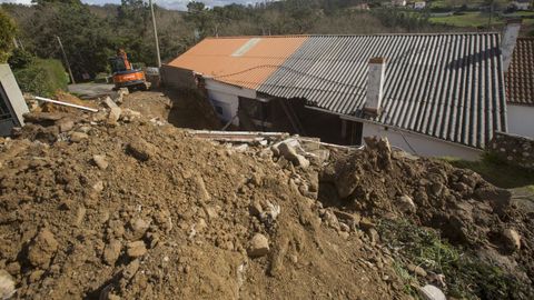 Derrumbe de un muro en Anll�ns, Ponteceso