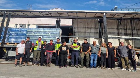 Foto de grupo de los encargados de repartir la ayuda fletada desde Quiroga