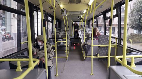Escasez de viajeros en los autobuses urbanos de Santiago
