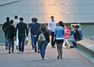 J�venes dirigi�ndose al �botell�dromo� de la explanada del Pazo da Cultura de Pontevedra. 
