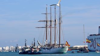 El Juan Sebasti�n de Elcano zarp� este 10 de enero de C�diz, acompa�ado por otros barcos, en el inicio de su 98 traves�a de instrucci�n