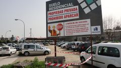Un enorme cartel informa sobre la prohibici�n de aparcar en la finca