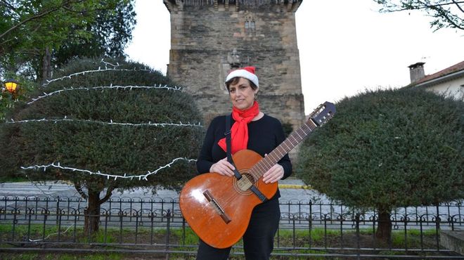 Ofelia Negreira con su guitarra, junto al Torre&oacute;n de los Andrade, en Pontedeume.