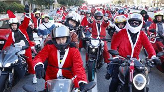 Papanoelada motera por las calles de Vigo