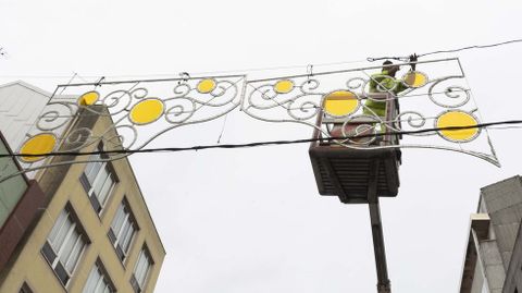 En Carballo comezou onte a instalaci�n do alumeado de Nadal 