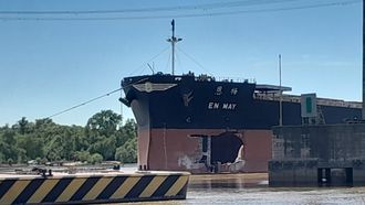 El mercante liberiano En May, tras ser desincrustado de un pilar del puente de Z�rate Brazo Largo (a 90 kil�metros al noroeste de Buenos, en el r�o Paran� Guaz�, contra el que se empotr� el 28 de enero del 2024.