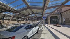 La nueva marquesina de la estaci�n de Santiago, que permitir� a los usuarios del p�rking desplazarse a cubierto hasta el edificio de viajeros, es la pen�ltima pieza de la intermodal