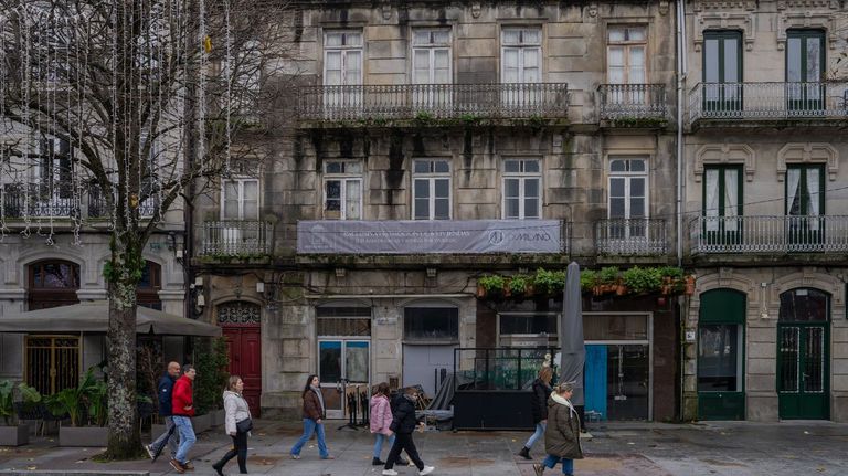 Fachada del edificio en recuperación en Montero Ríos, que disfruta de vistas a la ría de Vigo.