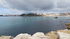 L�nea de boyas marcando la zona de ba�o en la playa de Silgar, en Sanxenxo