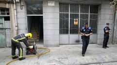 Un bombero y dos agentes de la Polic�a Local de Monforte, fotografiados en un incendio ocurrido hace dos a�os