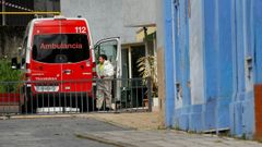 Una ambulancia a su llegada a las instalaciones de un geri�trico asturiano