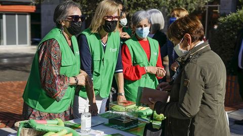 La AECC instal una mesa informativa junto a la Subdelegacin del Gobierno de Ourense