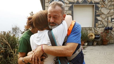 El alcalde de Vilarmartín abraza a los vecinos, tras el incendio que arrasó las casas de la parroquia de San Vicente de Leira