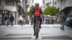 Eladio Paz sobre su bicicleta en una c�ntrica calle de Pontevedra