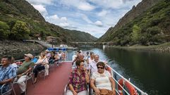 El club nutico, al fondo a la izquierda, visto desde el catamarn del can del Sil