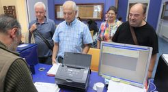 Representantes vecinales de San Xo�n entregaron ayer las firmas en el registro municipal. 