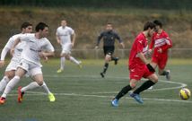 Los soneir�ns Mayor y Brais Mouzo intentan frenar la internada de un jugador del Uni�n. 