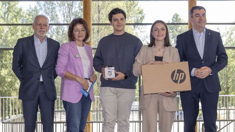 El artculo de opinin fue para Javier Castro (IES do Castro, Vigo) el segundo premio, que entreg Lois Blanco, director general de la Corporacin Voz (izquierda), y el primero para Nuria Lpez, del IES Terras do Xallas (Santa Comba), que recibi el regalo de manos del conselleiro de Educacin, Romn Rodrguez