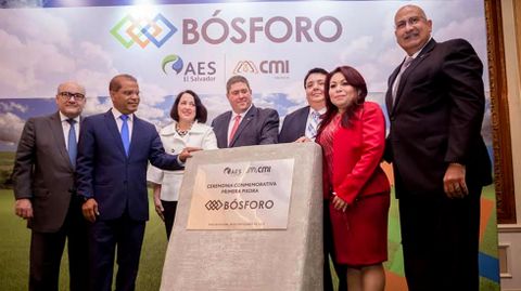 De izquierda a derecha: Juan Luis Bosch, Presidente Corporativo de CMI, Oscar Ortiz, Vicepresidente del Gobierno de El Salvador, Janes Manes, Embajadora de Estados Unidos en El Salvador, Evaristo Leonardi, Vicepresidente Global de Operaciones de la Corporaci�n AES, Tharsis Salom�n L�pez, Ministro de Econom�a del Gobierno de El Salvador, Blanca Coto, superintendente General de Electricidad y Comunicaciones (SIGET) y Abraham Bichara, Presidente Ejecutivo de AES El Salvador.