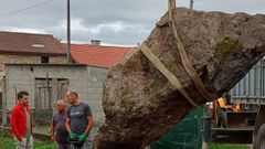 Piedra cedida al artista Camilo Seira (en la foto, con chaqueta roja) para la escultura conmemorativa de Penelas.