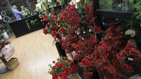 Florister�a Marian Coronas y ballas. Los �rboles navide�os se han quedado atr�s, frente a nuevas decoraciones a base de coronas. No obstante, la flor de Pascua sigue siendo el elemento m�s demandado. 