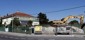 Donde aparece la excavadora se levantaba el edificio unifamiliar proyectado por el arquitecto Francisco Castro. 