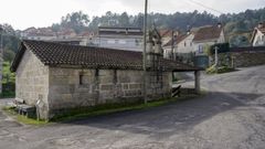 Vista de As Lamas (Barbad�s), con la capilla de San Mamerto en primer plano.
