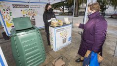 Punto informativo de Sogama en A Laracha durante la semana europea de prevenci�n de residuos.
