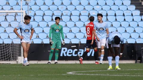 Los jugadores del Celta Fortuna, tras encajar el �nico gol del partido.
