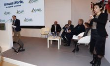 Una int�rprete del idioma de signos tradujo las intervenciones durante la presentaci�n. 