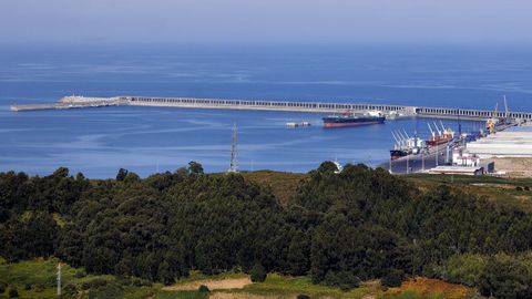 El actual pantal�n de descarga de Repsol est� situado en la parte m�s exterior del muelle de Langosteira.
