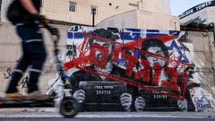 Cartel con la imagen de los directores del documental �Naza�, Yuval Abraham y Rachel Szor, con la palabra �traidores� escrita en rojo