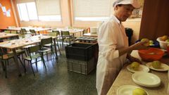 En la imagen, tomada ayer, una empleada del servicio prepara los platos con la fruta del postre en el comedor del CEIP Esteiro