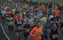 El grupo de participantes en la carrera nocturna de ayer, momentos despu�s de la salida en el entorno de la torre de H�rcules. 