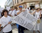 Distintas personas portaron la bandera que encabez la marcha. 