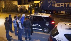 Los tractores bloquearon las entradas por las que introducen las mercanc�as. 